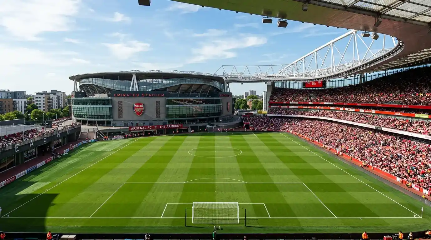 Estadio Emirates de Londres con césped perfectamente cortado y arquitectura moderna
